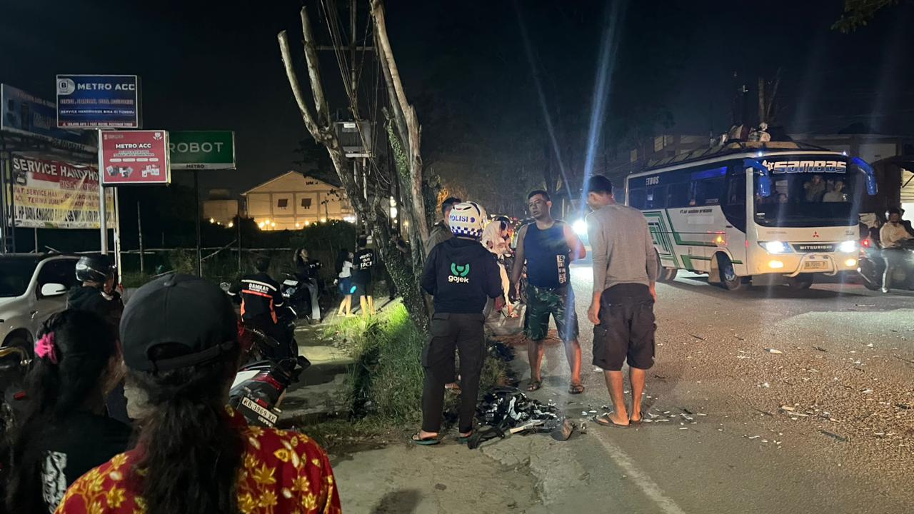 Terjadi Kecelakaan di Depan Pasar Rakyat, Personel Pos Pam Tanjung Raya Timur 70 Lakukan Penanganan
