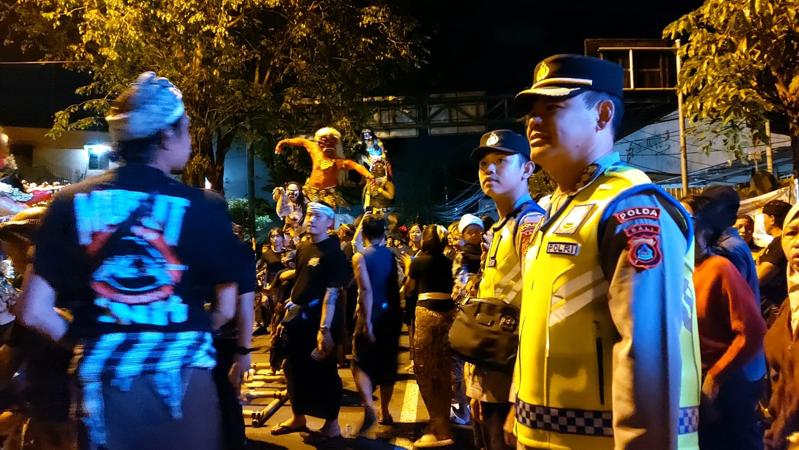 Hangat di Tengah Tradisi, Polda Bali Humanis Amankan Pawai Ogoh-Ogoh di Simpang Empat Tohpati
