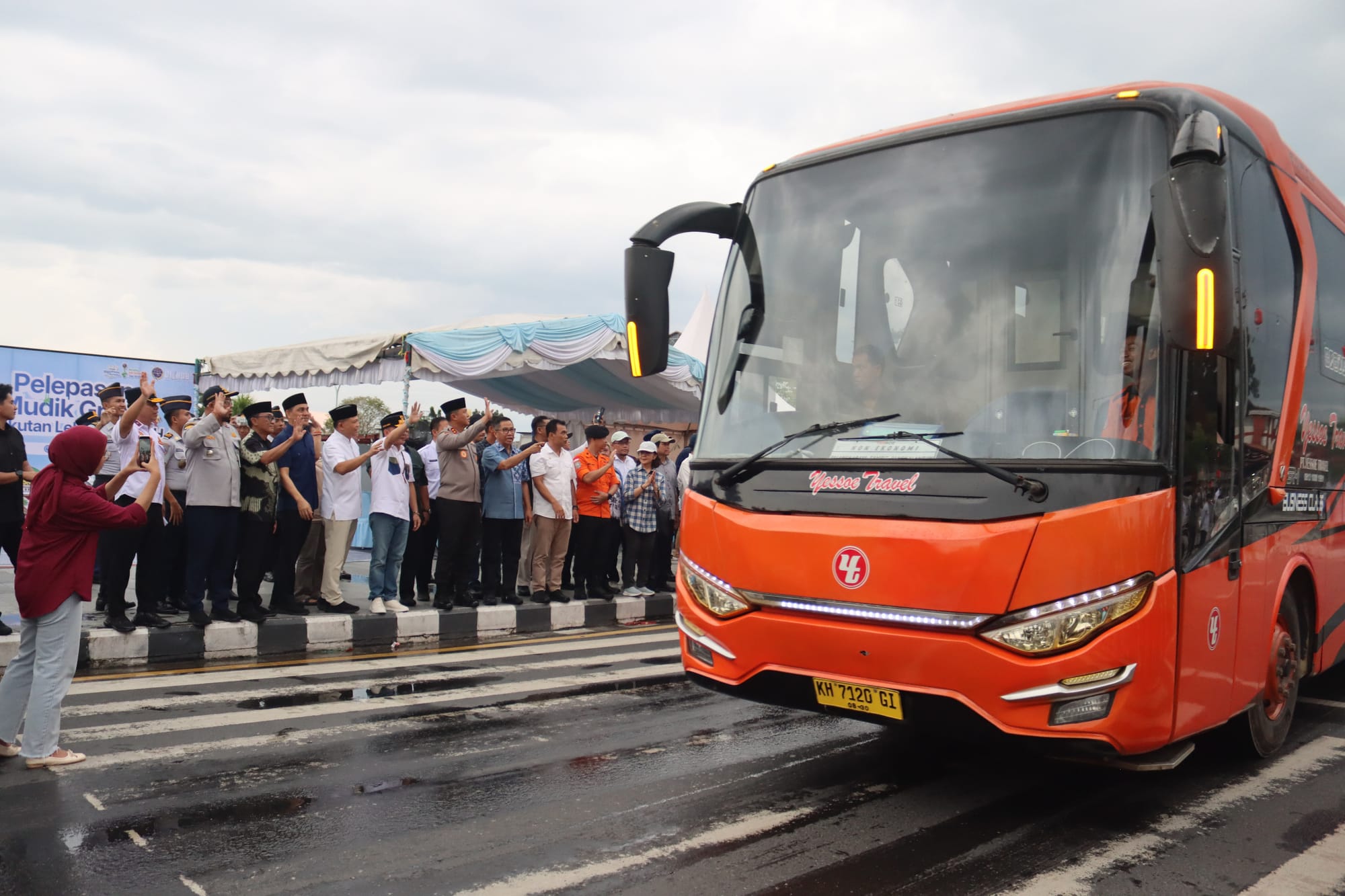 Kapolda Kalteng dan Gubernur Resmi Lepas 626 Pemudik, Program Mudik Bersama Menuju Banjarmasin, Sampit, dan Muara Teweh