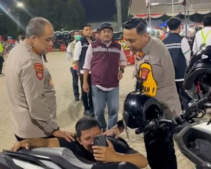 Polri Tunjukkan Sikap Humanis, Dampingi Pemudik yang Terima Kabar Duka di Tengah Perjalanan Mudik