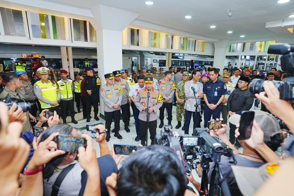 Kapolri Cek Stasiun Tugu Yogyakarta, Tegaskan Pengamanan Maksimal Saat Puncak Arus Mudik