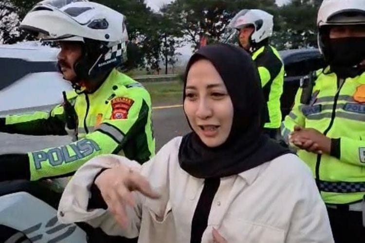 Pemudik Terpisah dari Rombongan di Rest Area, Polisi Sigap Antar Warga Indramayu Kembali ke Keluarga