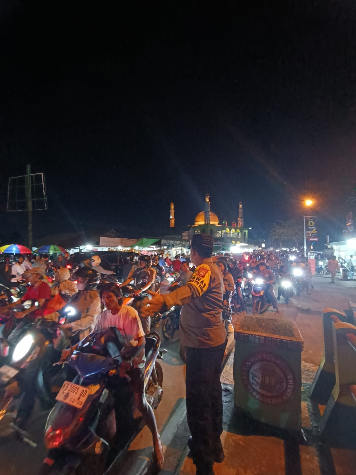 Arus Lalin Padat, Personel Polsek Pontianak Barat Turun Tangan di Simpang Karet–Komyos Sudarso
