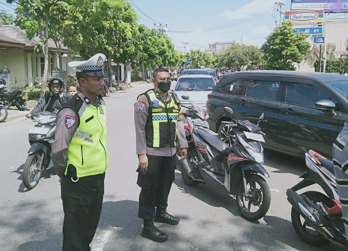 Cegah Kemacetan, Polsek Pontianak Kota Lakukan Pengamanan dan Pengaturan Antrean BBM
