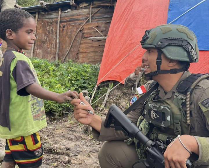 Cara Humanis Satgas Damai Cartenz di Sinak, Rangkul Anak-anak untuk Ciptakan Rasa Aman