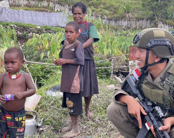 Dekatkan Diri ke Warga, Satgas Damai Cartenz Ajak Anak-anak Sinak Bermain dan Belajar