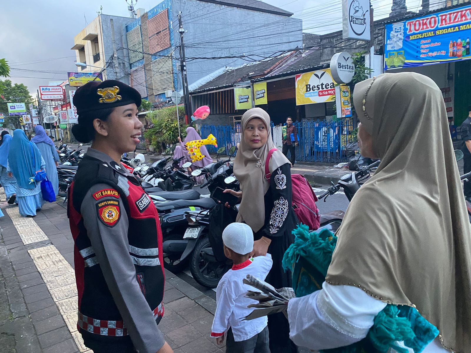 Polri dan Pecalang Bersinergi, Amankan Sholat Idul Fitri di Monang-Maning dengan Penuh Toleransi