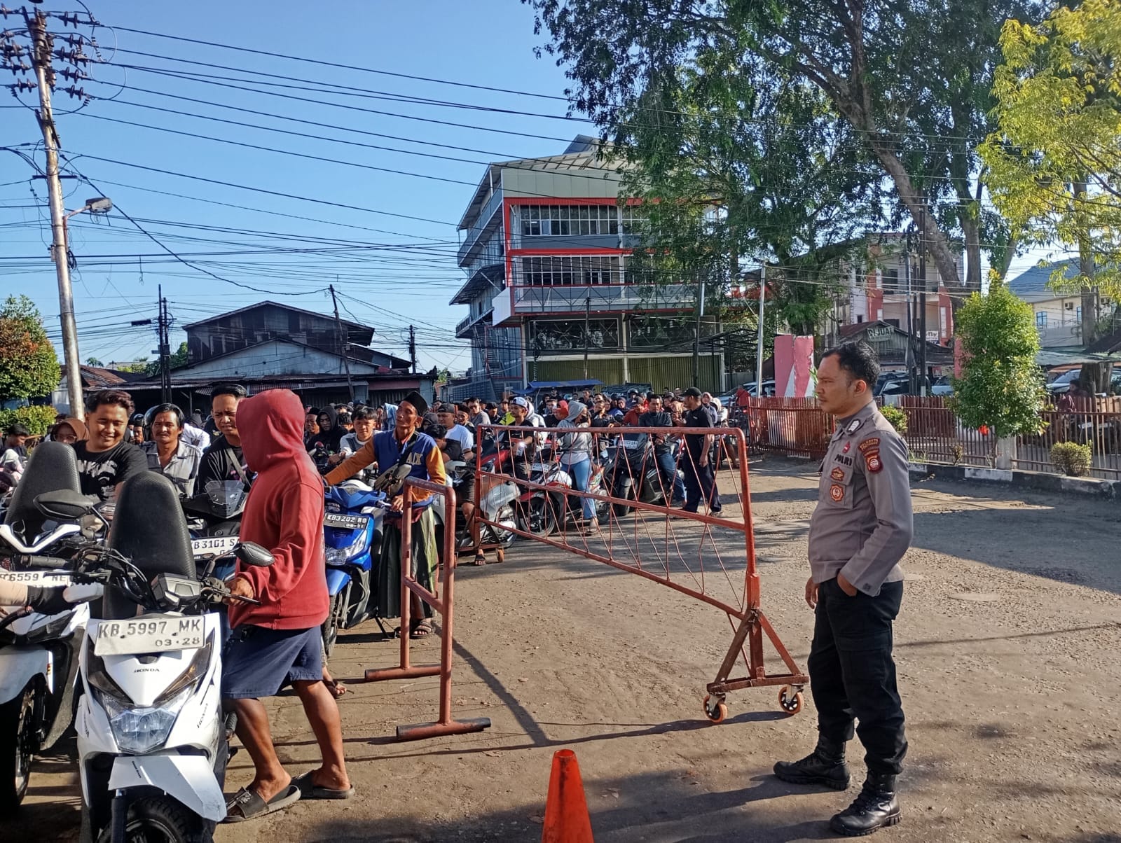 Antrean BBM Membludak, Kapolsek Pontianak Utara Minta Warga Tetap Tertib