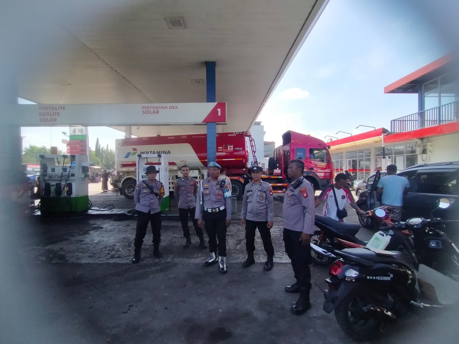 Kapolsek Pontianak Utara Ingatkan Warga Jaga Ketertiban Saat Antre BBM