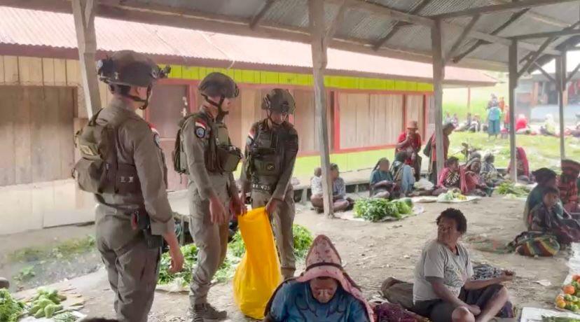 Satgas Damai Cartenz Dorong Ekonomi Mama-Mama Sinak Lewat Patroli Humanis