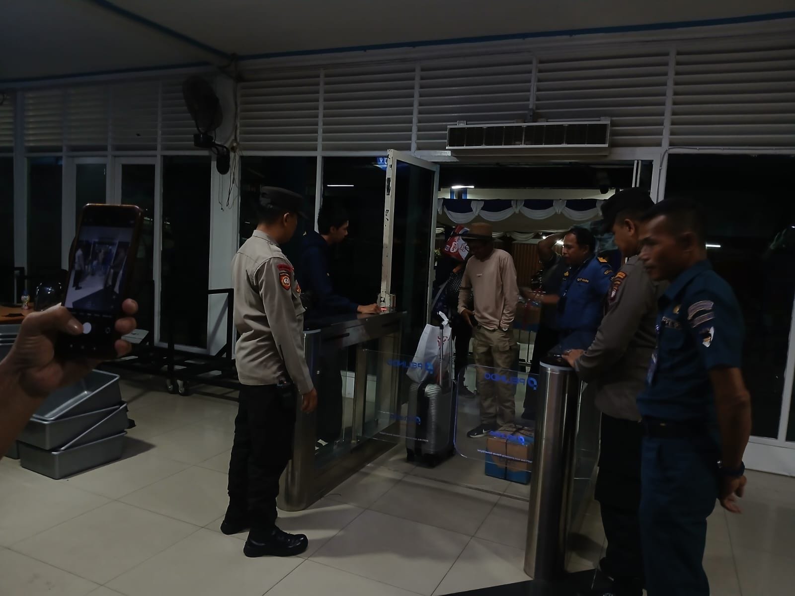 Pelayanan Prima di Pelabuhan Dwikora, Personel Pos Terpadu Hadirkan Pengamanan dan Layanan Humanis bagi Penumpang