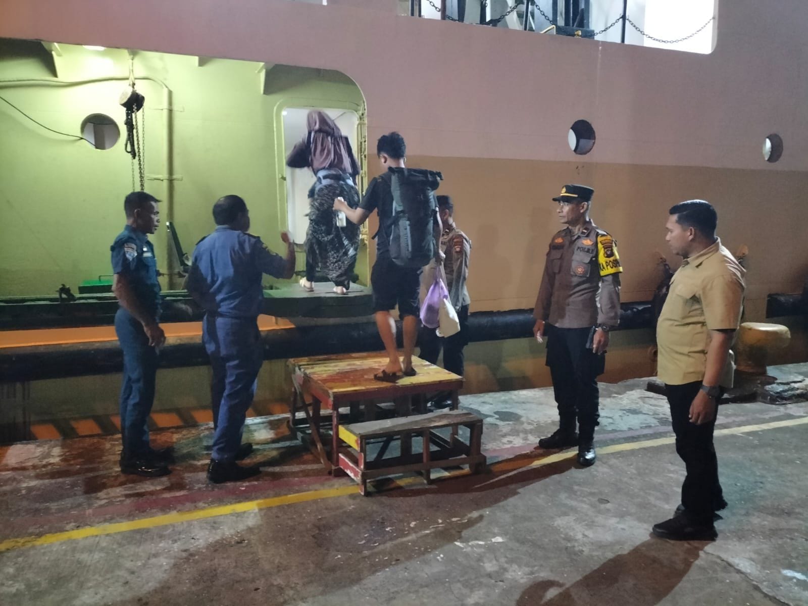 Utamakan Pendekatan Humanis, Personel Pos Terpadu Pelabuhan Dwikora Beri Pelayanan Ramah kepada Penumpang Kapal