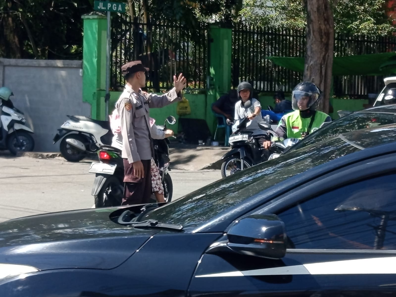 Terjadi Kepadatan Arus Lalin di Depan Pos Pam Kota Baru, Personel Operasi Ketupat Kapuas 2026 Sigap Lakukan Pengaturan