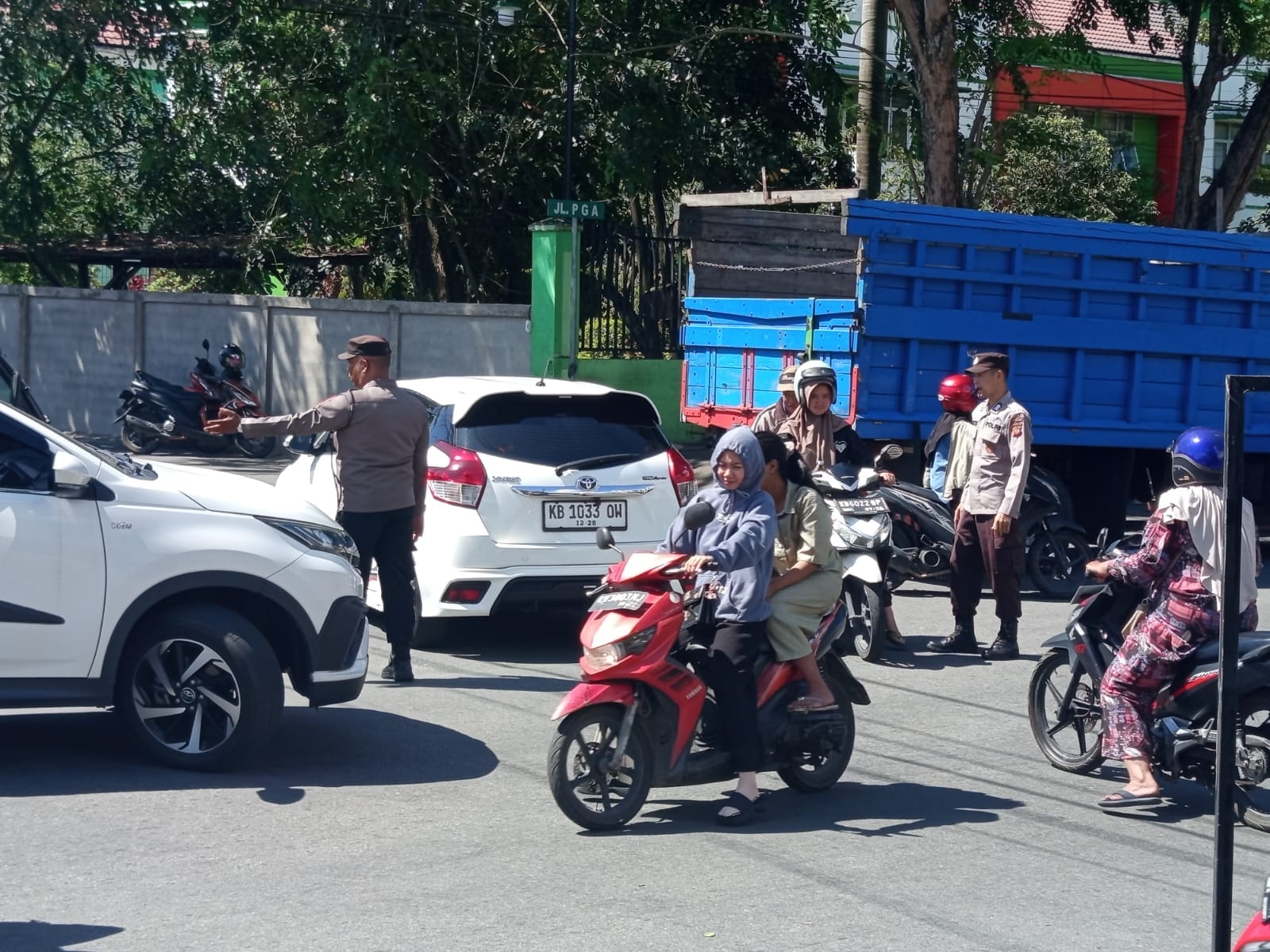 Sigap Atur Kemacetan, Personel Operasi Ketupat Kapuas 2026 Kendalikan Kepadatan di Pos Pam Kota Baru