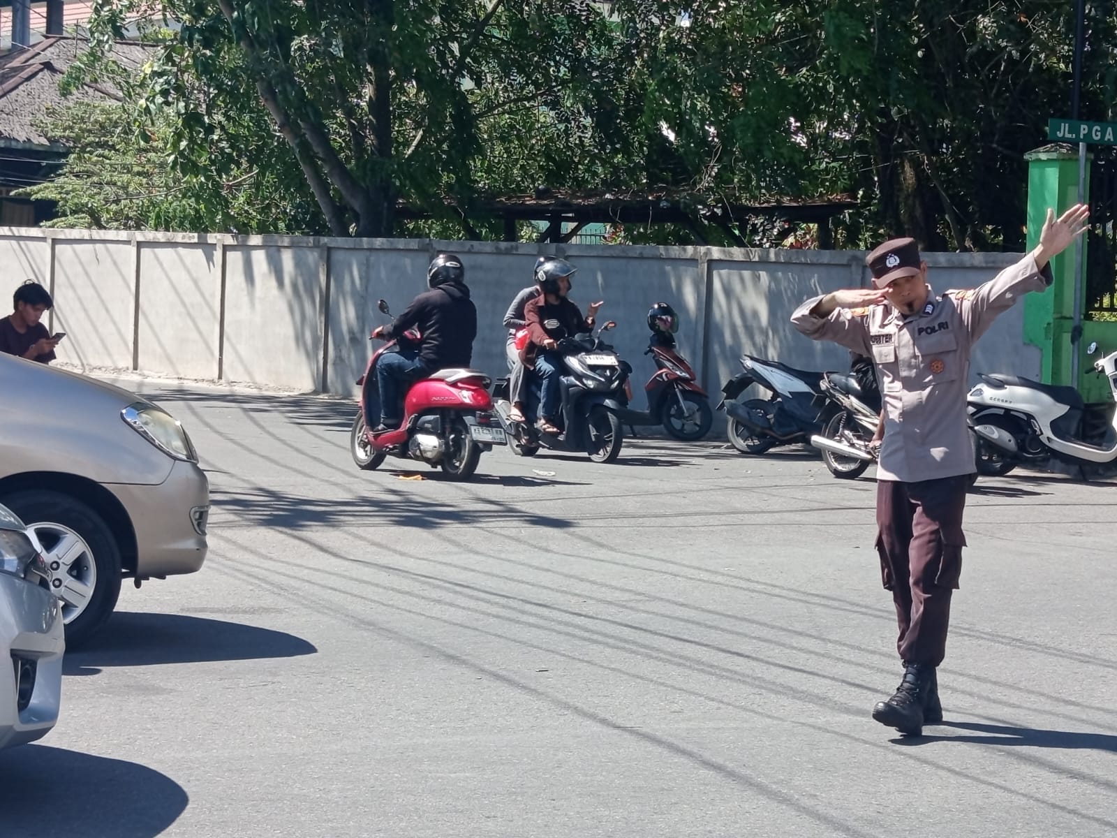 Arus Lalin Padat di Depan Pos Pam Kota Baru, Personel Ops Ketupat Kapuas 2026 Cepat Lakukan Penguraian