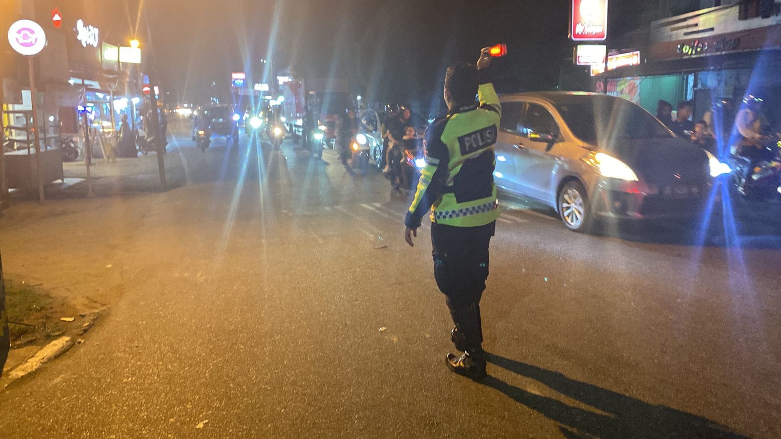 Arus Lalin Meningkat di Hari Raya, Personel Pos Pam Tanjung Raya Sigap Urai Kepadatan Kendaraan