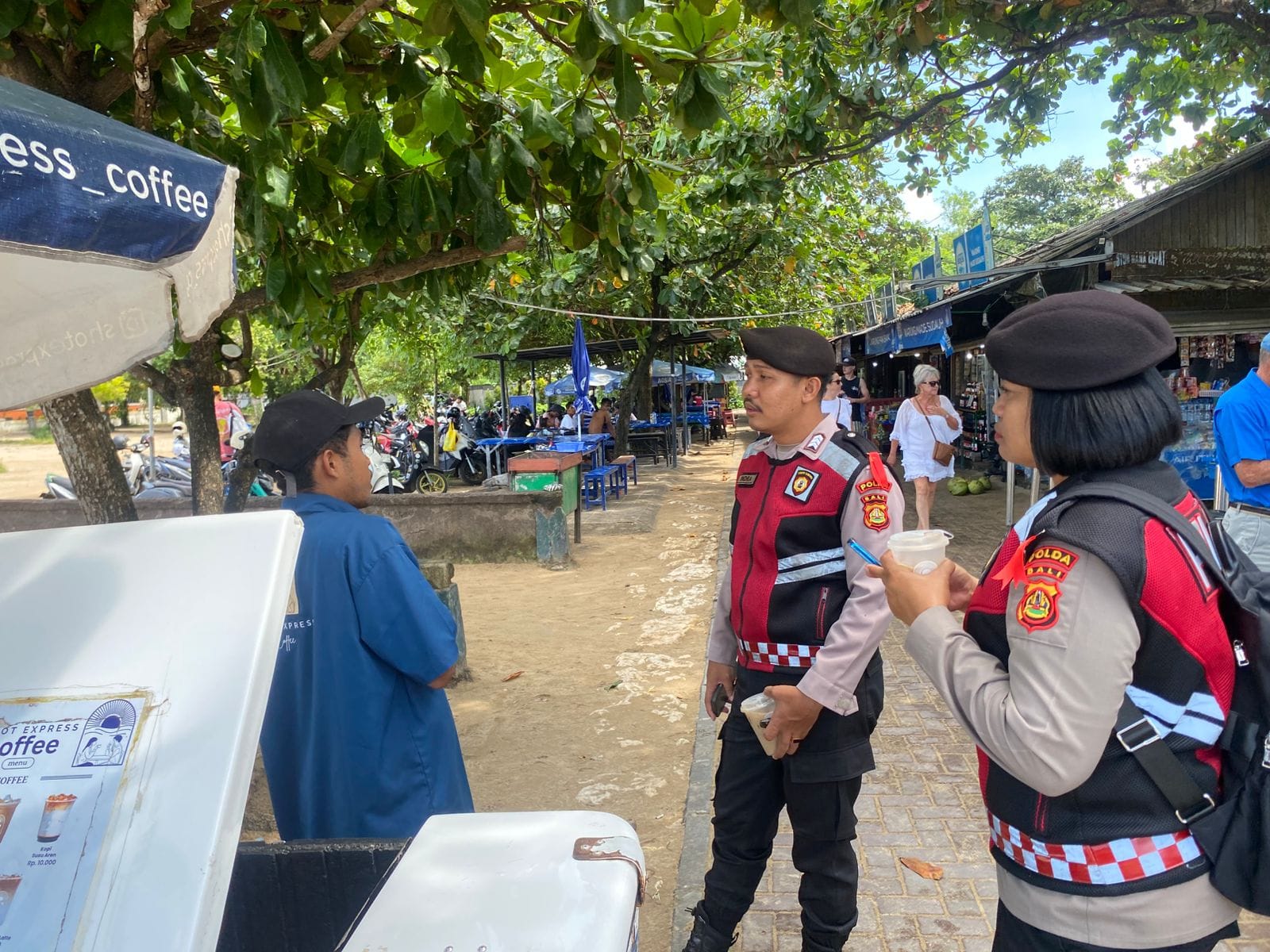 Subsatgas Pam Tempat Keramaian Sambangi Pantai Mertasari, Sampaikan Pesan Kamtibmas