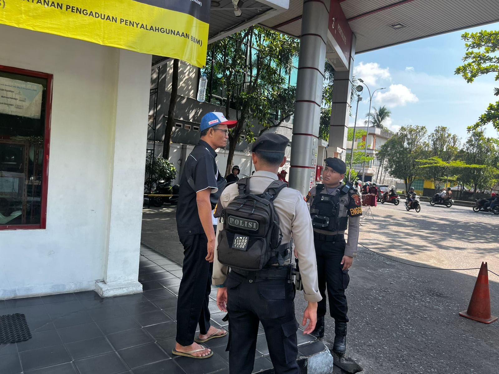 Patroli Enggang Polresta Pontianak Laksanakan Pengamanan dan Monitoring SPBU, Situasi Antrian BBM Kembali Normal