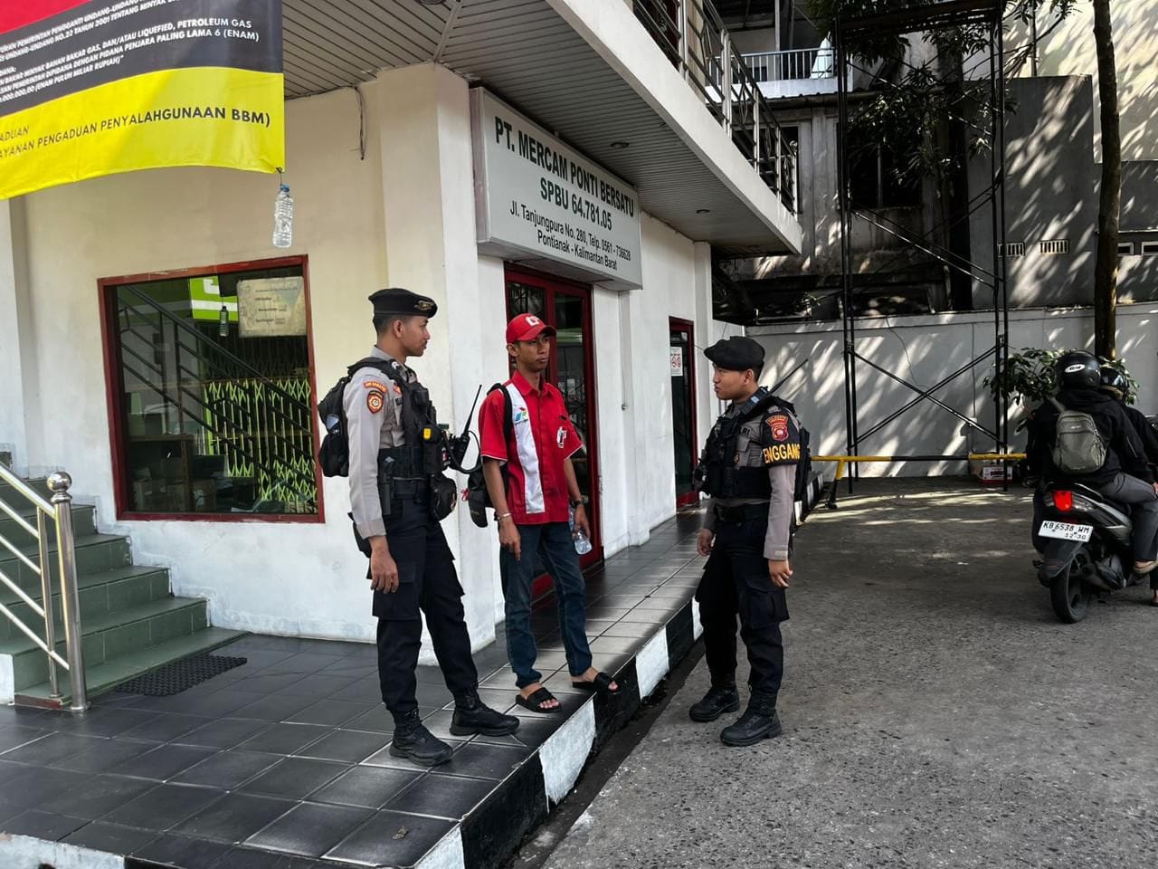 Situasi SPBU Kondusif, Patroli Enggang Polresta Pontianak Lakukan Pengamanan dan Pemantauan Distribusi BBM