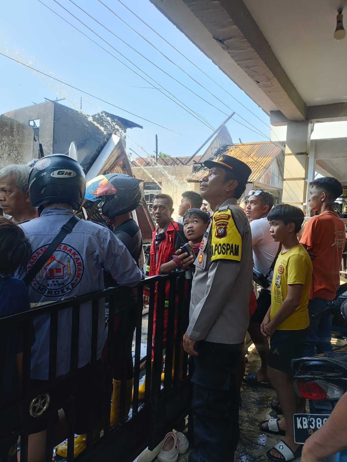 Empat Rumah Terbakar di Pontianak Barat, Polsek Pontianak Barat Sigap Datangi TKP dan Amankan Proses Evakuasi