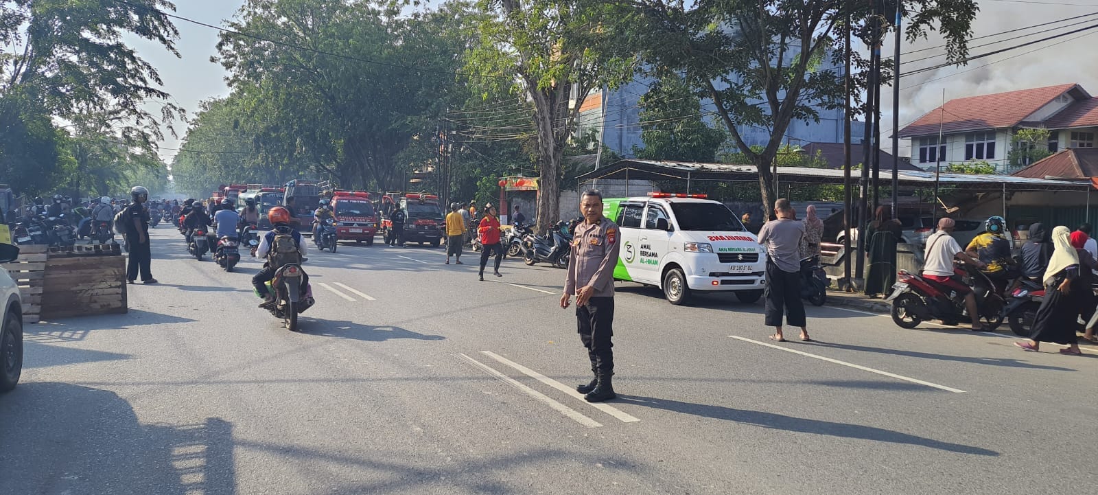 Kebakaran Hanguskan 4 Unit Rumah, Polsek Pontianak Barat Lakukan Pengamanan Lokasi dan Bantu Evakuasi Warga