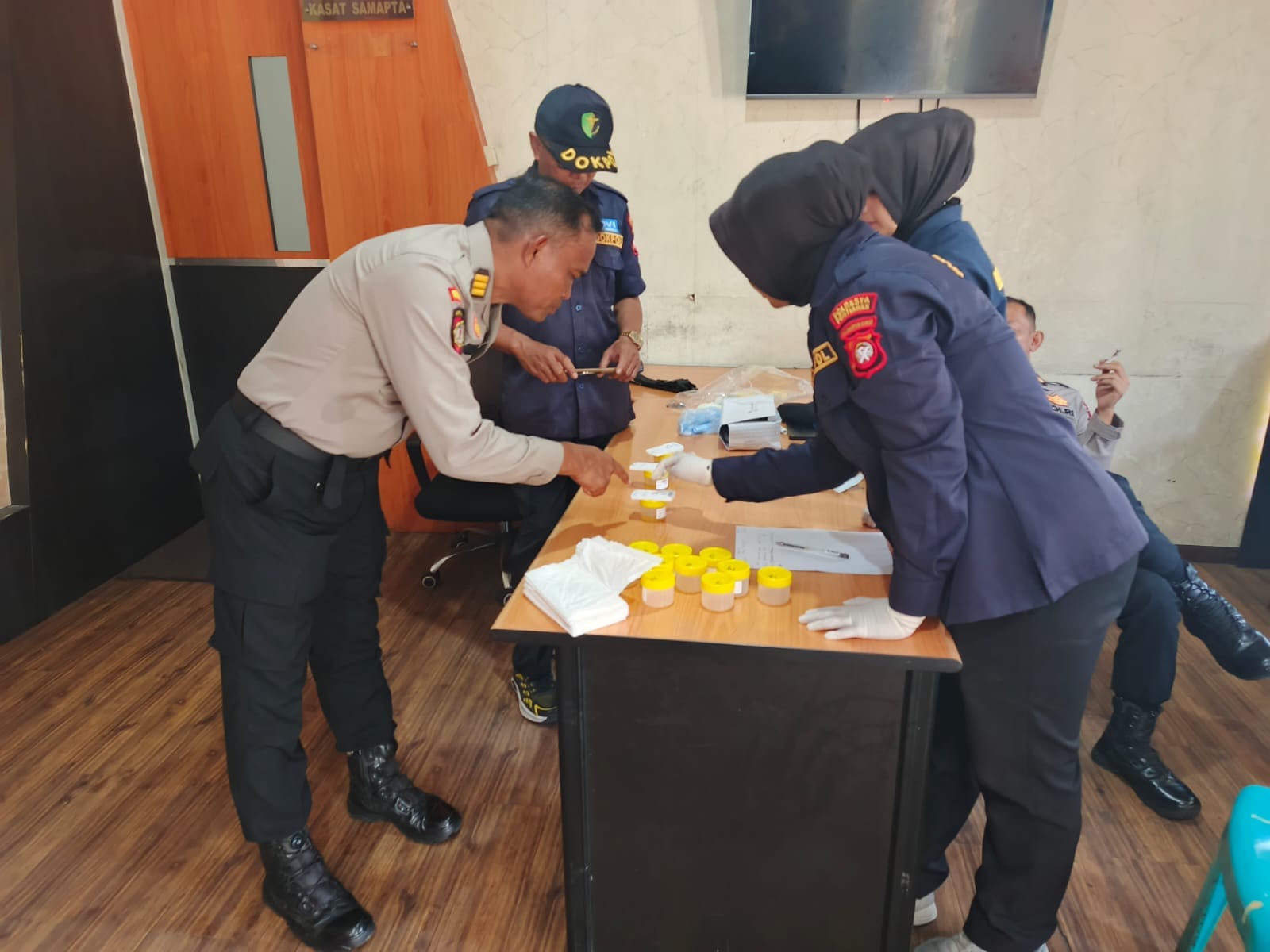 Sat Samapta Polresta Pontianak Lakukan Tes Urine untuk Antisipasi Penyalahgunaan Narkoba