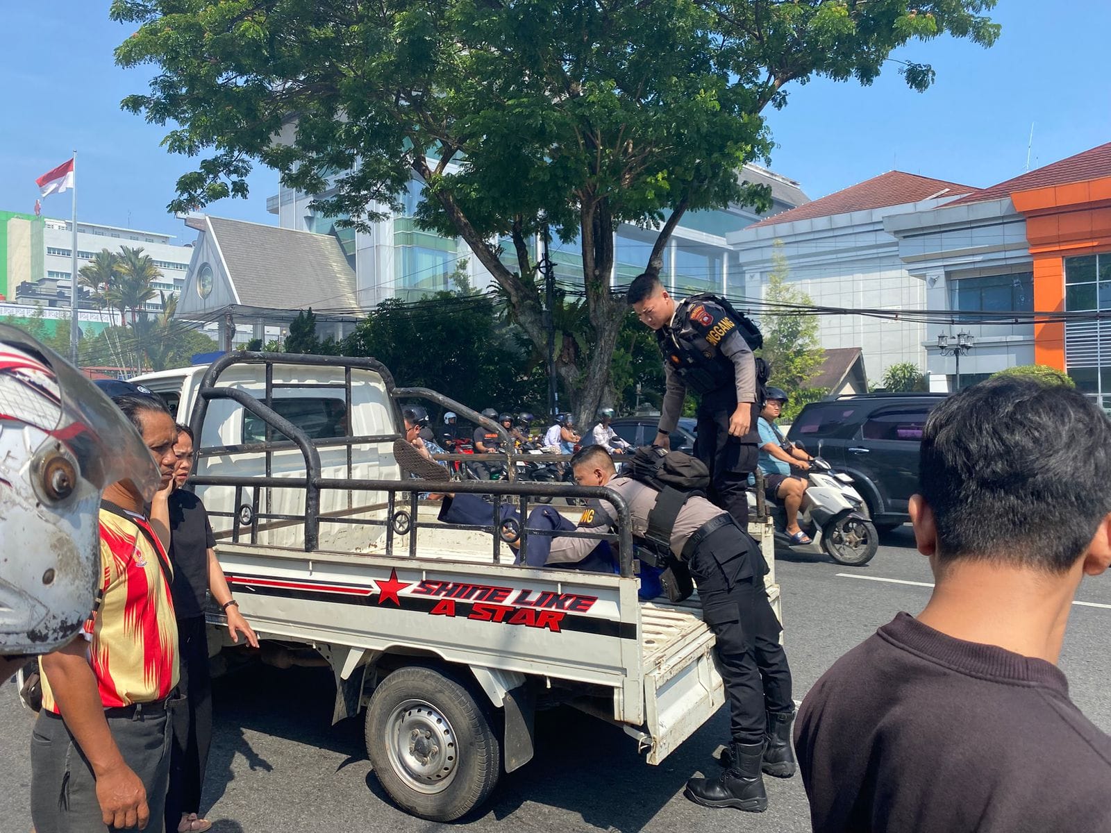 Aksi Humanis Patroli Enggang Polresta Pontianak Saat Menangani Korban Laka Lantas