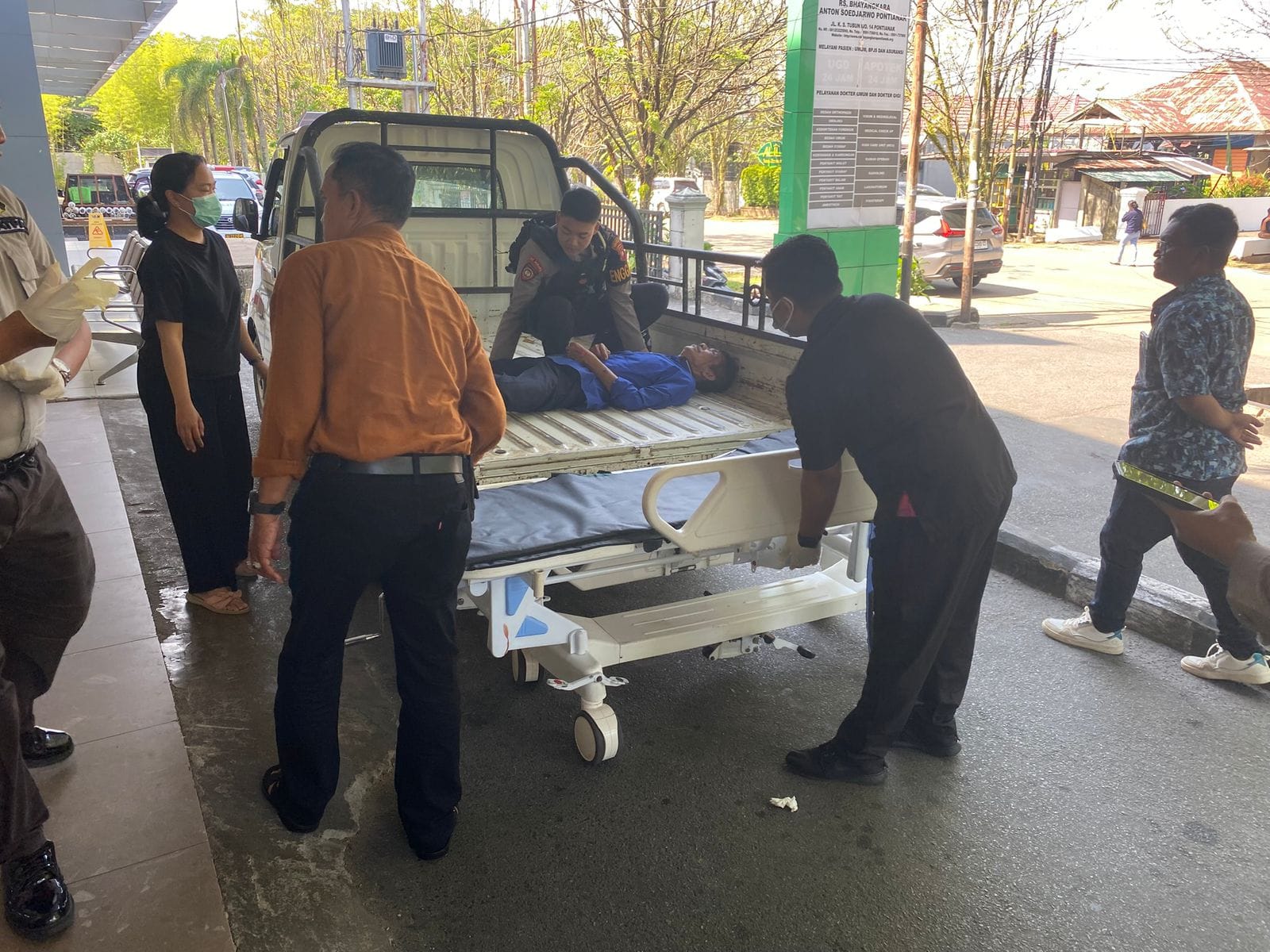 Patroli Enggang Polresta Pontianak Tunjukkan Kepedulian, Bantu Korban Kecelakaan