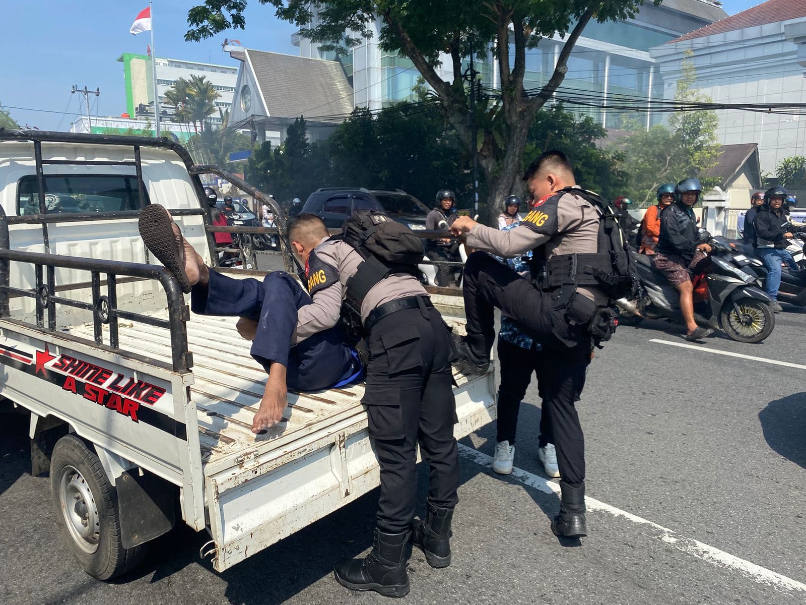 Respons Simpatik Patroli Enggang Polresta Pontianak Bantu Korban Laka Lantas Secara Humanis