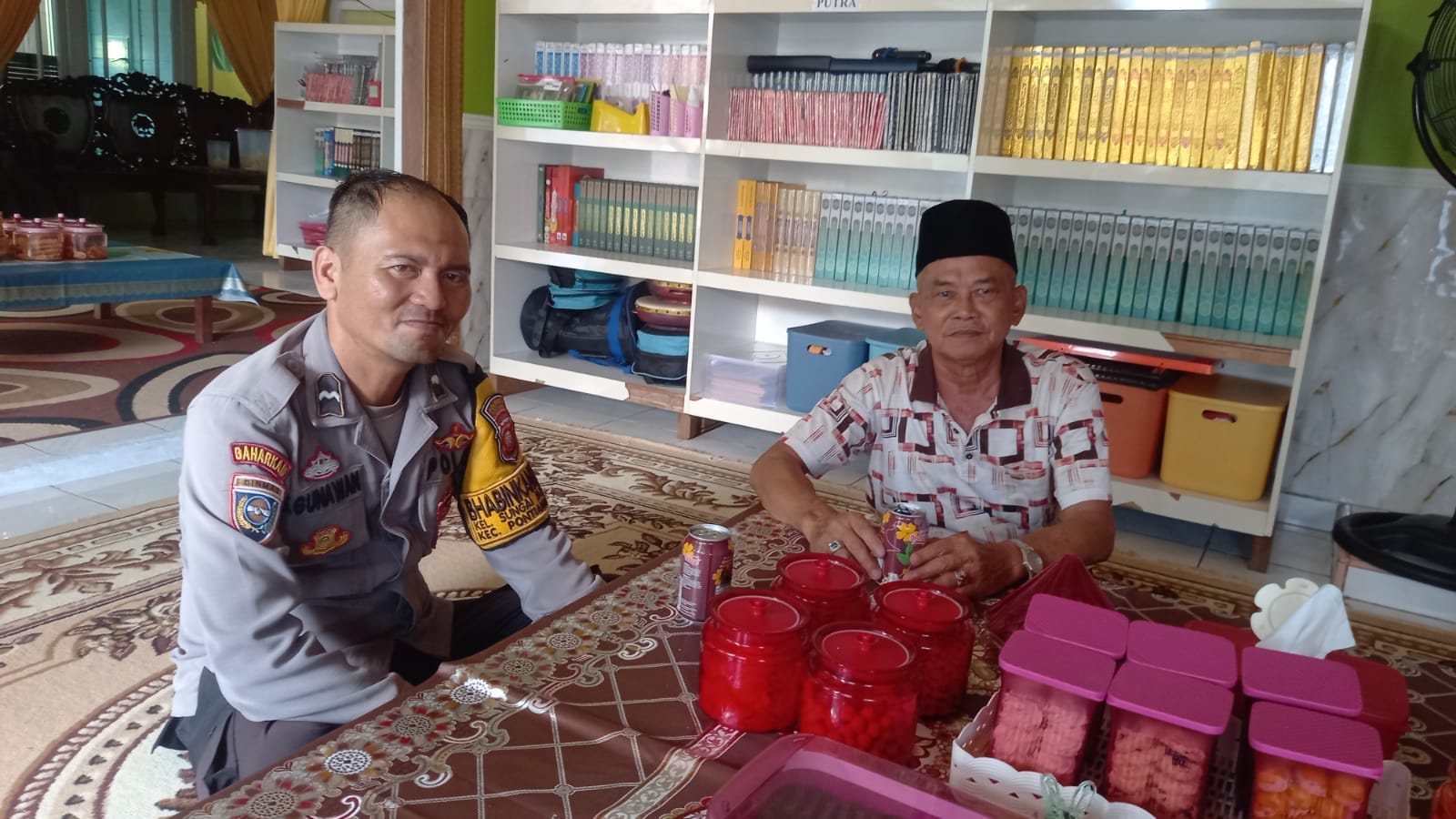 Momen Lebaran, Bhabinkamtibmas Sei Jawi Dalam Aktif Sambangi Warga