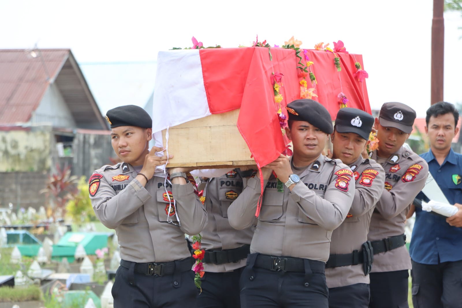 Penghormatan Terakhir, Kabagsdm Polresta Pontianak Pimpin Apel Persada untuk Aiptu Ahmad Nuraini