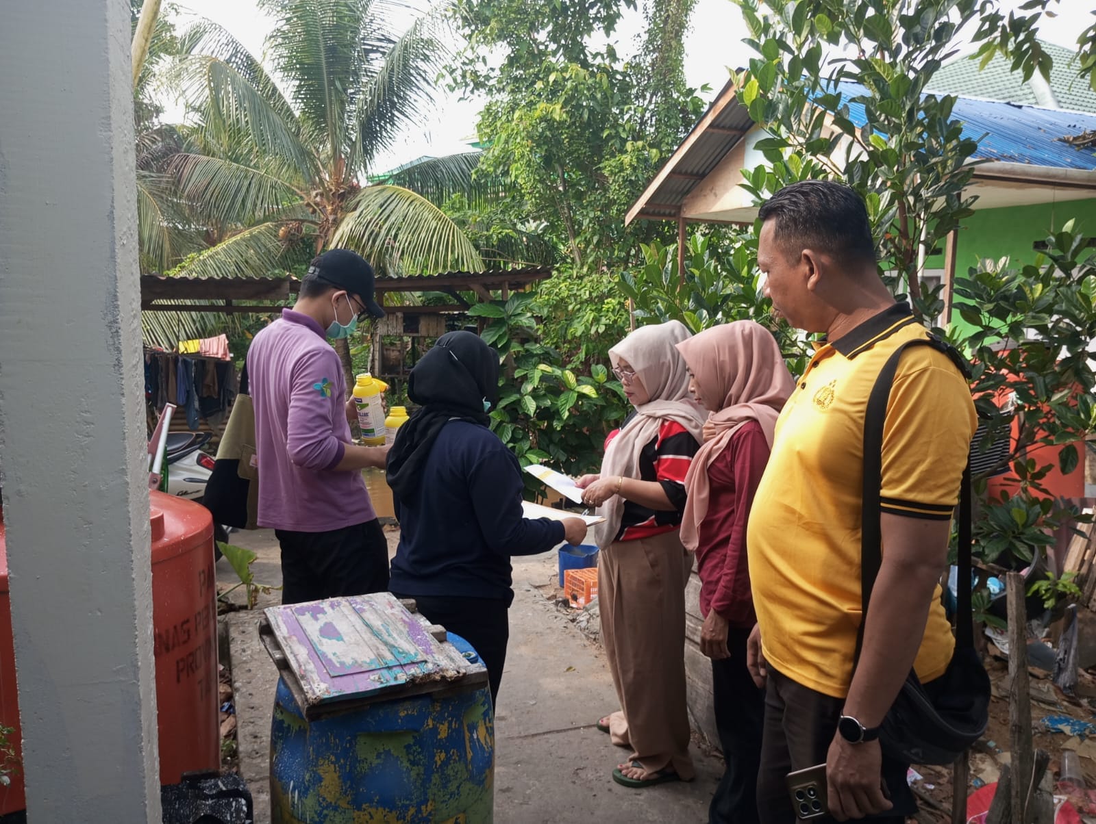 Sinergi Warga dan Polisi, Penaburan Abate Dilakukan di Kelurahan Dalam Bugis
