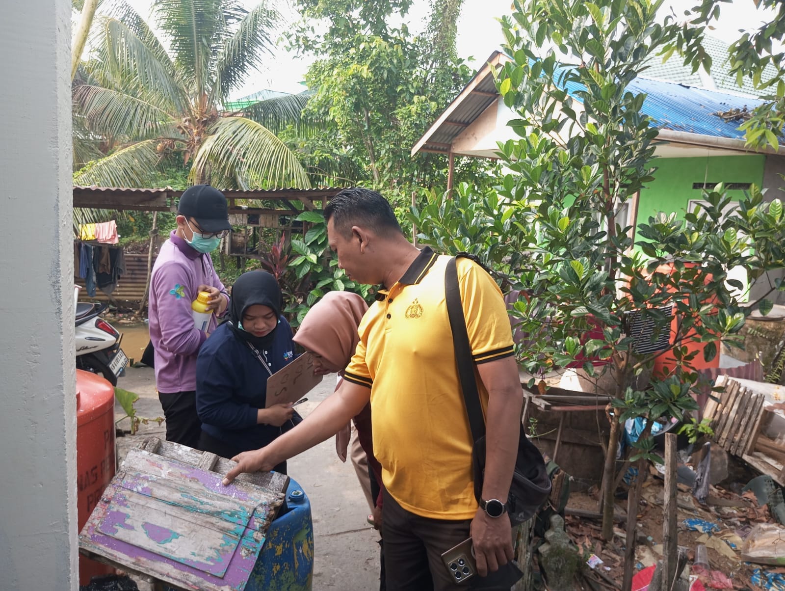 Cegah DBD, Bhabinkamtibmas Dalam Bugis dan Warga Kompak Tabur Abate