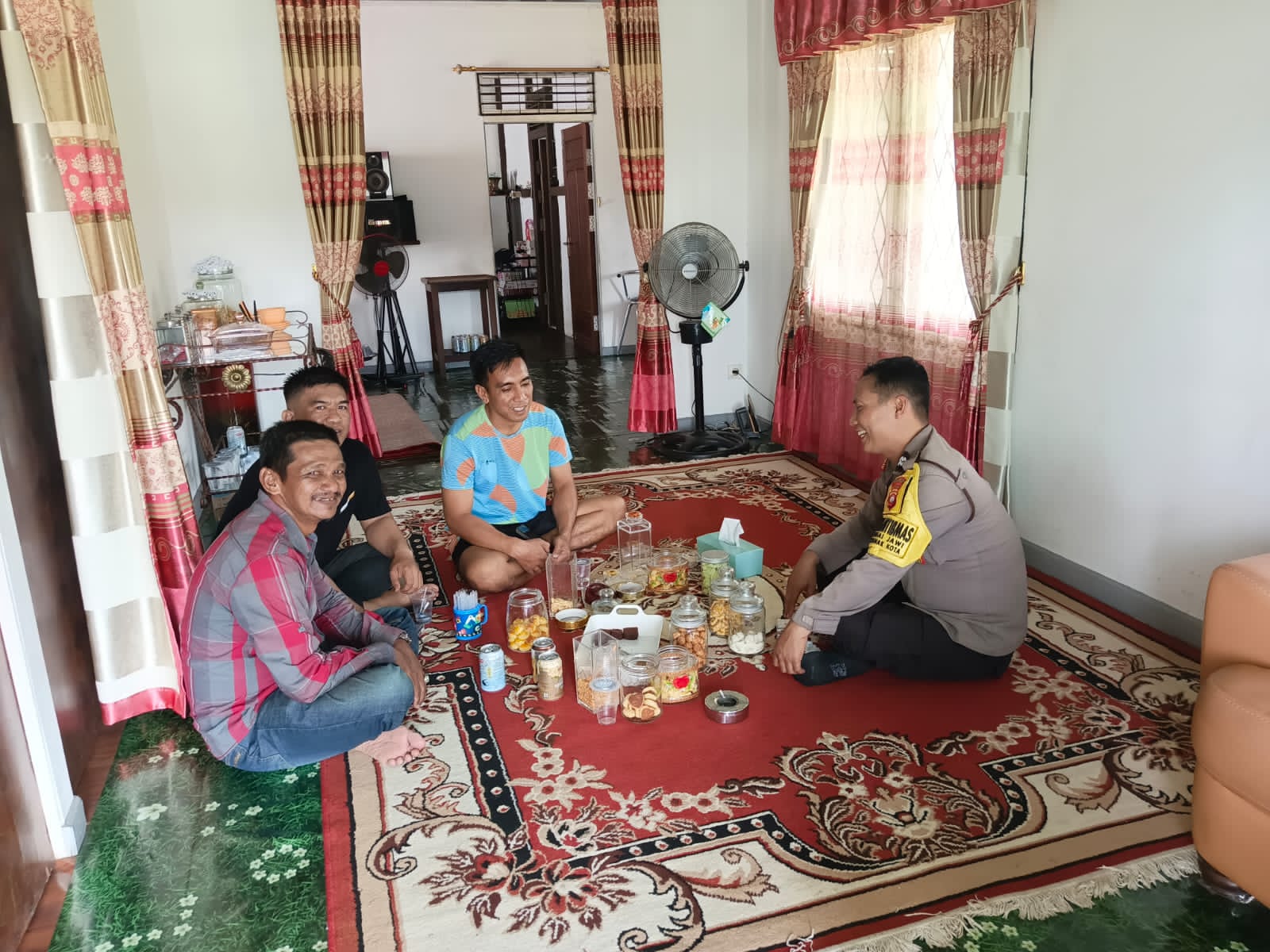 Momentum Lebaran, Bhabinkamtibmas Sungai Jawi Perkuat Silaturahmi Sambil Sampaikan Pesan Kamtibmas