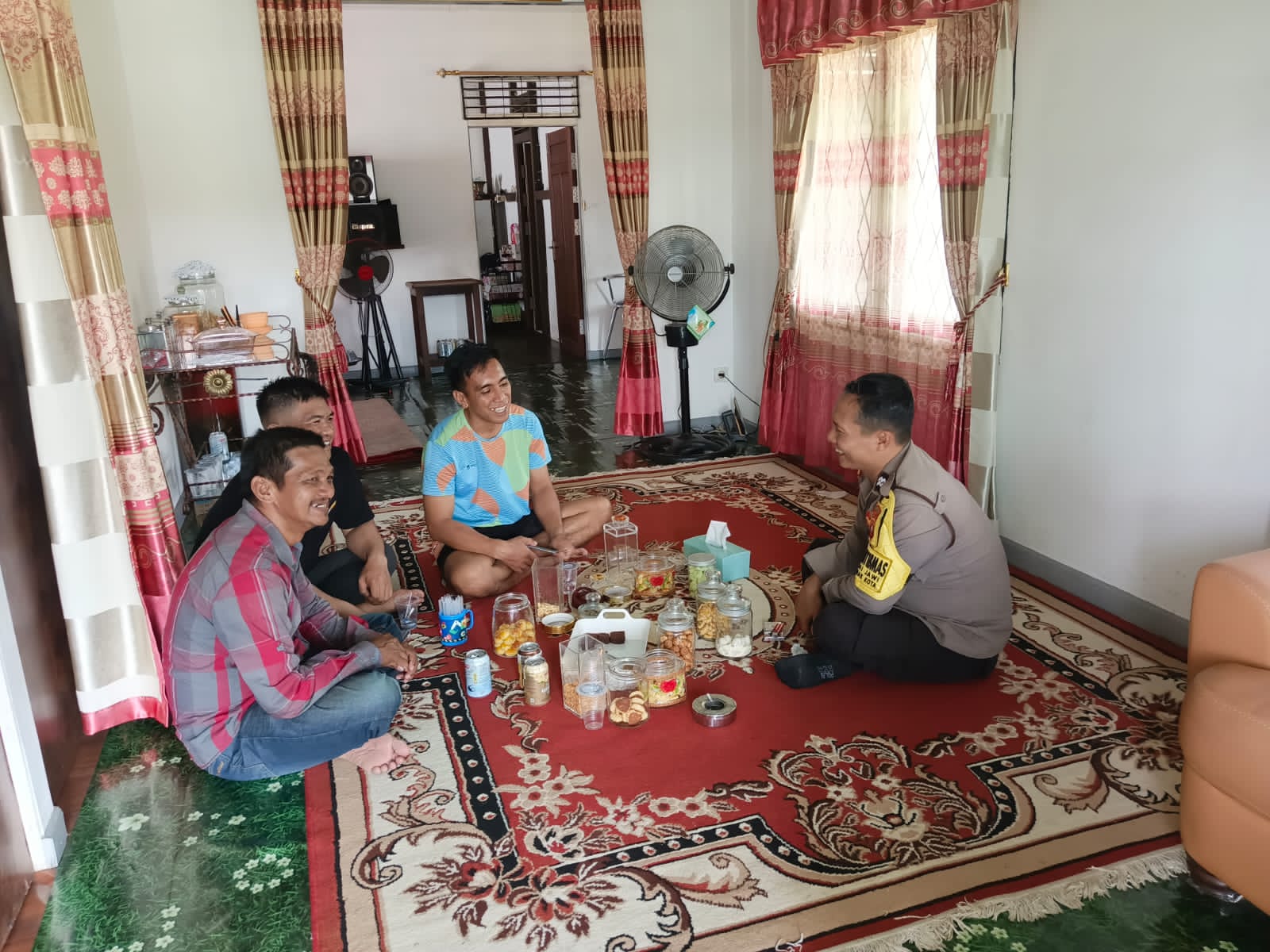 Bhabinkamtibmas Sungai Jawi Pererat Silaturahmi dengan Warga di Momentum Lebaran, Sampaikan Himbauan Kamtibmas