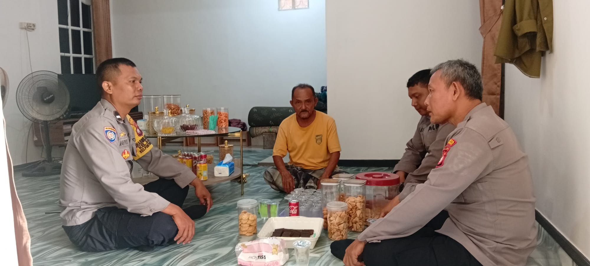 Pererat Silaturahmi di Momen Lebaran, Kanit Binmas Polsek Pontianak Timur Kunjungi Warga