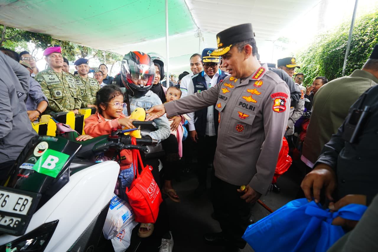 Pantau Arus Balik di Pelabuhan Bakauheni, Kapolri Pastikan Perjalanan Pemudik Aman dan Lancar Hingga Tujuan