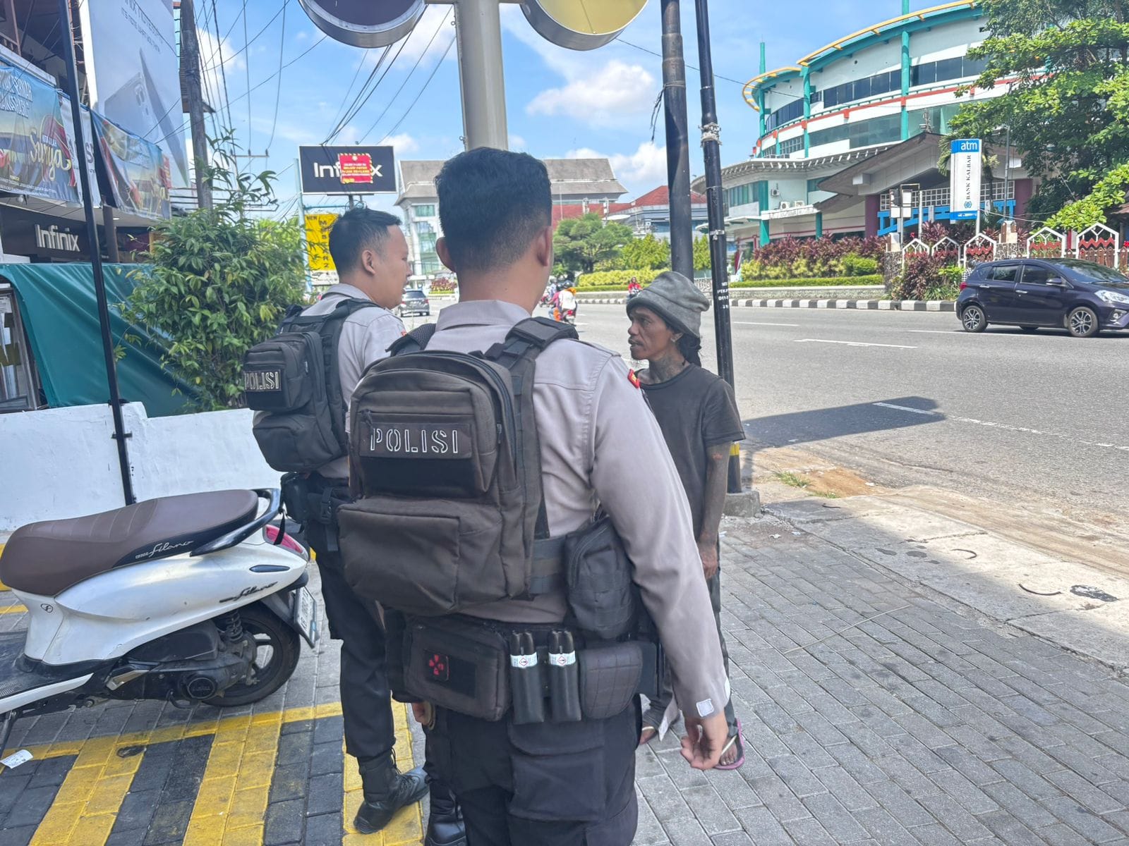 Respon Cepat aduan 110 Tim Enggang Resta Tindak Parkir Liar di Jalan Sultan Abdurrahman