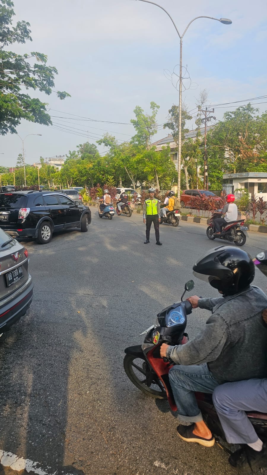 Personel Polsek Pontianak Selatan Laksanakan Strong Point Pagi, Antisipasi Kepadatan Arus Pasca Libur Sekolah.