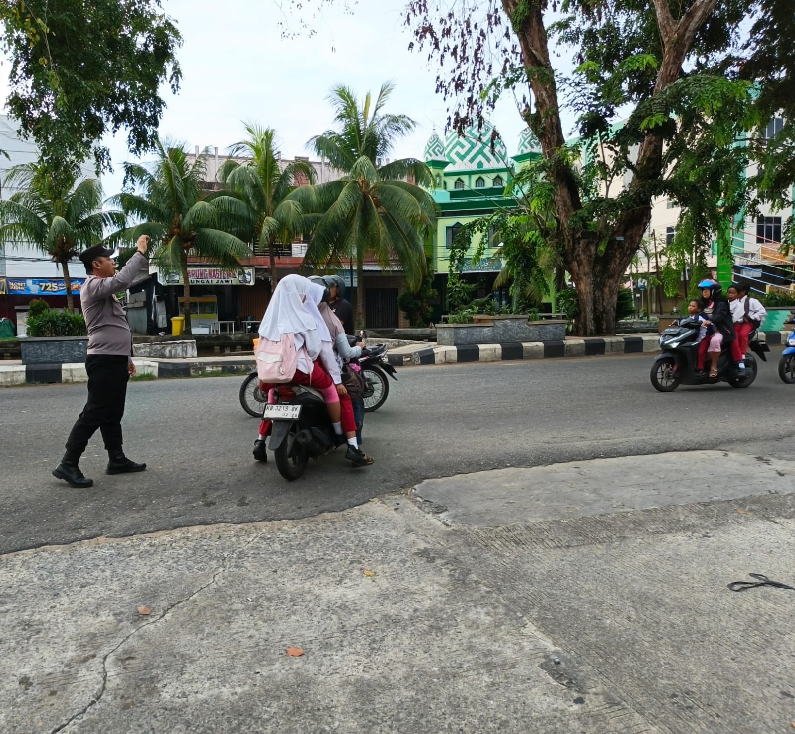 Aktivitas Warga Kembali Normal Pasca Lebaran, Polsek Pontianak Utara Lakukan Monitoring dan Pengaturan Lalu Lintas