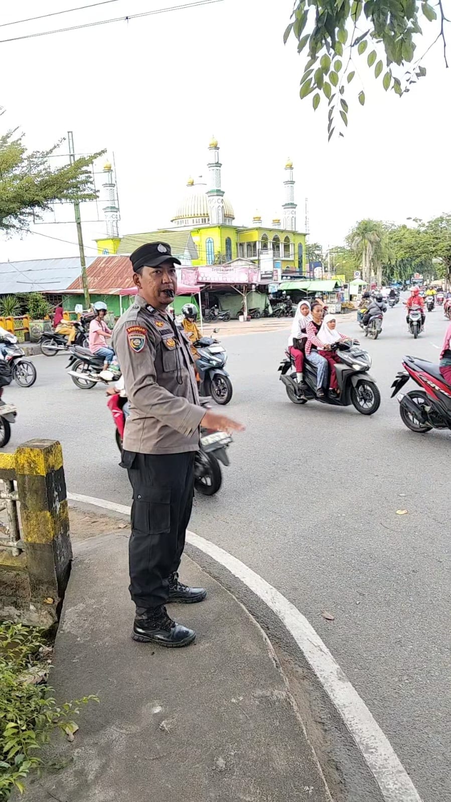 Pasca Lebaran Aktivitas Masyarakat Kembali Normal Personel Polsek Pontianak Utara Lakukan Monitoring Dan Pengaturan Lalulintas