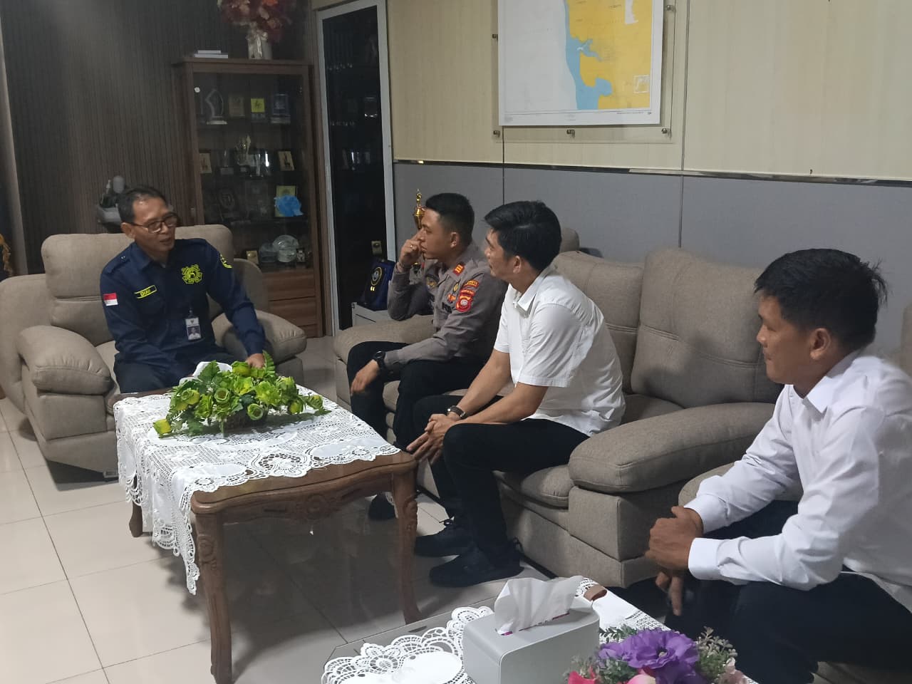 Jaga Keamanan Kawasan Pelabuhan, Kapolsek Dwikora Bangun Sinergi dan Silaturahmi dengan Pihak Terkait