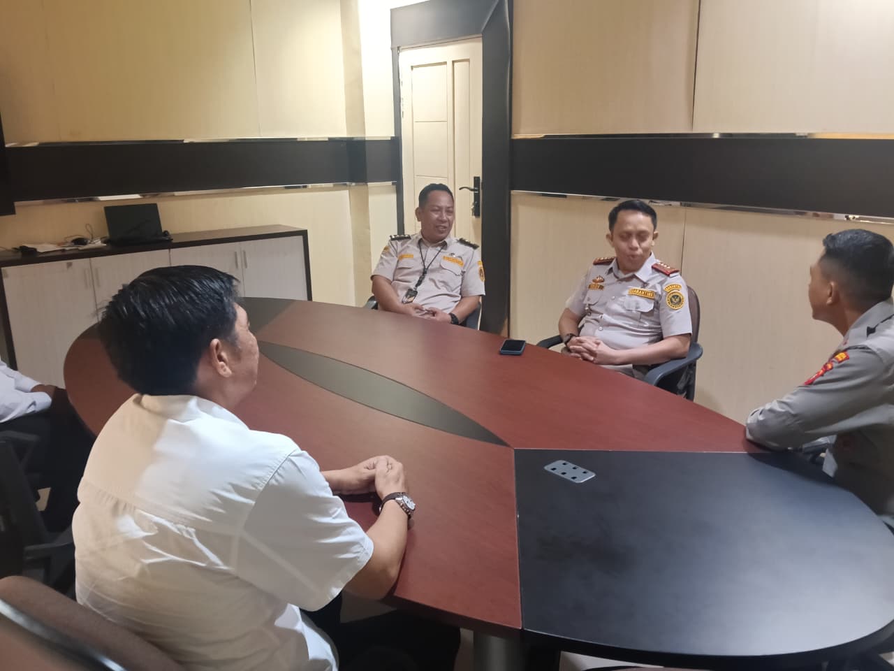 Perkuat Koordinasi Kamtibmas, Kapolsek Pelabuhan Dwikora Jalin Silaturahmi dengan Stakeholder Pelabuhan