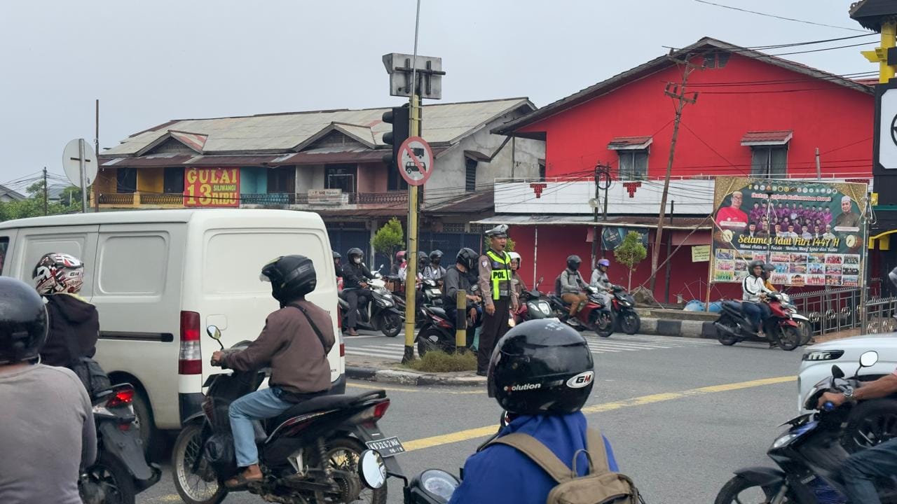 Cegah Kemacetan di Jam Sibuk, Personel Gabungan Polsek Pontianak Timur Turun Atur Arus Lalin Pagi Hari