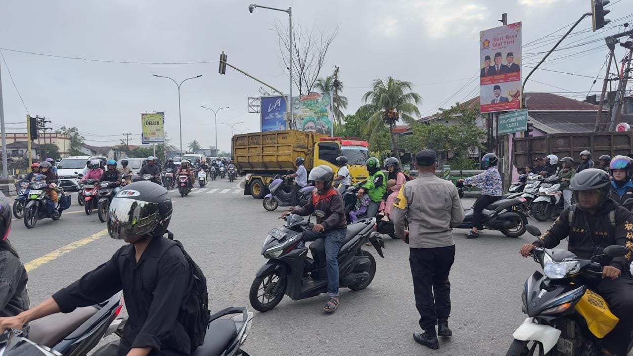 Antisipasi Kepadatan Pagi, Personel Gabungan Polsek Pontianak Timur Lakukan Pengaturan Lalu Lintas