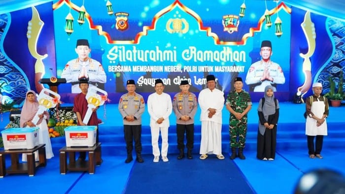 Safari Ramadan di Jabar, Kapolri Serahkan Kunci Rumah Program Rutilahu