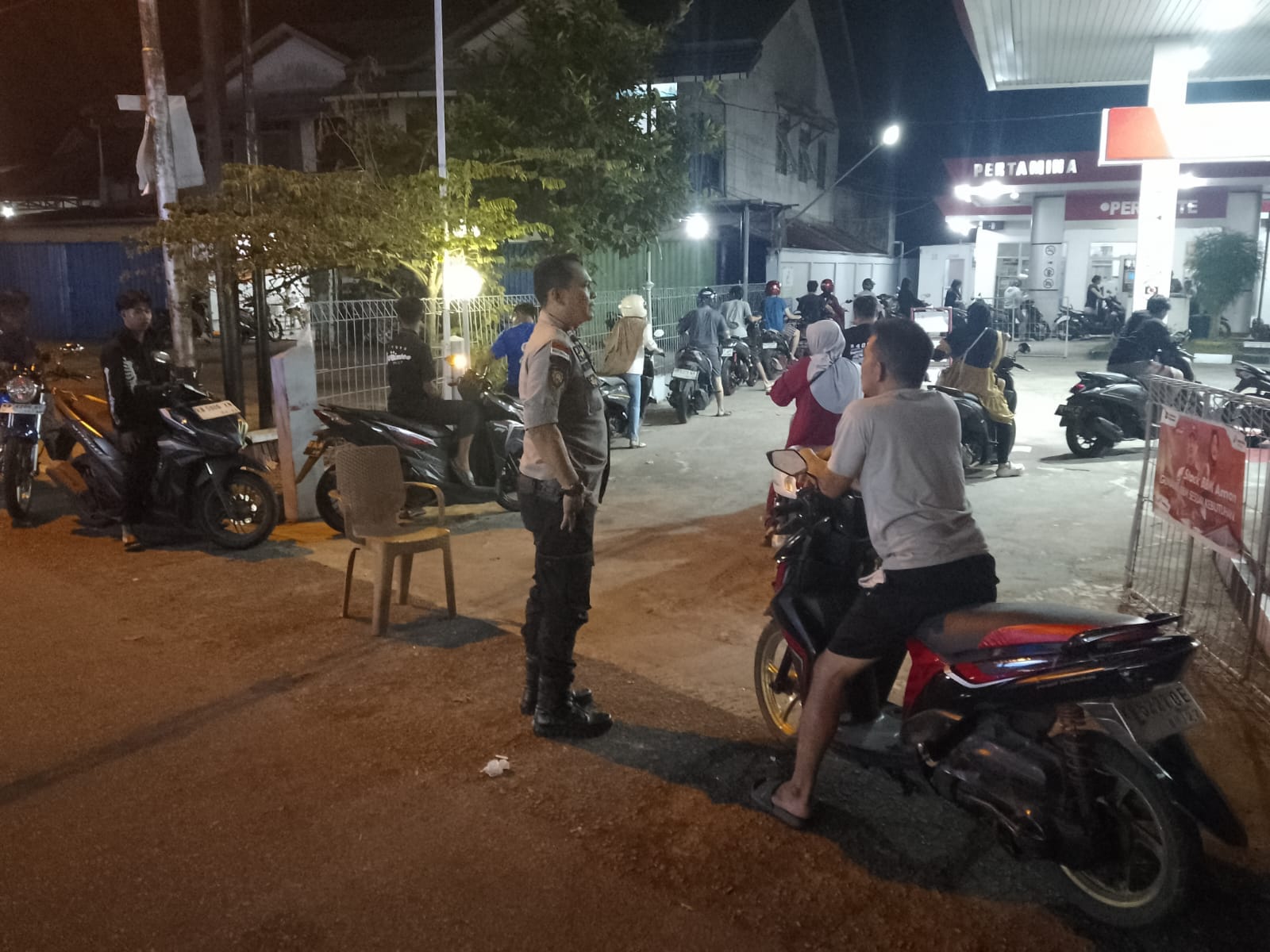 Cegah Panic Buying, Polsek Pontianak Barat Amankan SPBU dan Beri Imbauan ke Masyarakat