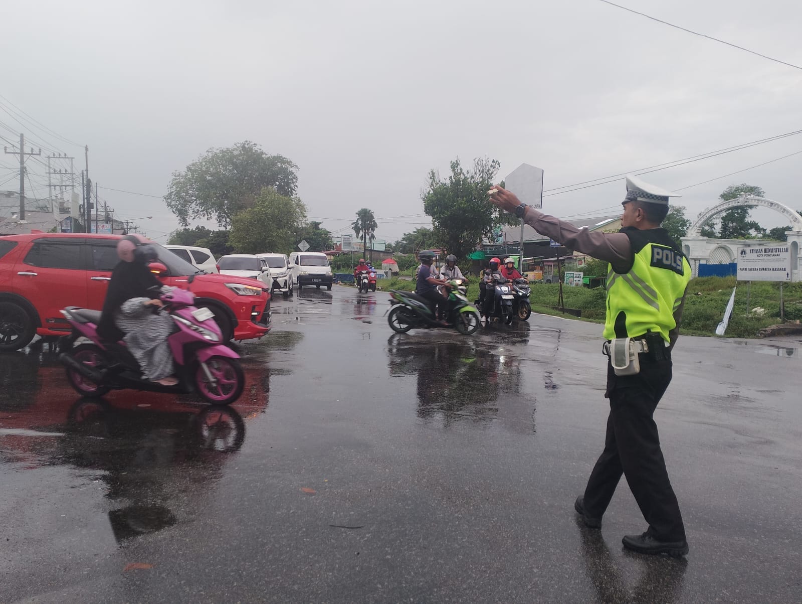 Atur Arus Lalin di Simpang Ampera–Danau Sentarum, Unit Lantas Polsek Pontianak Kota Turun ke Lapangan