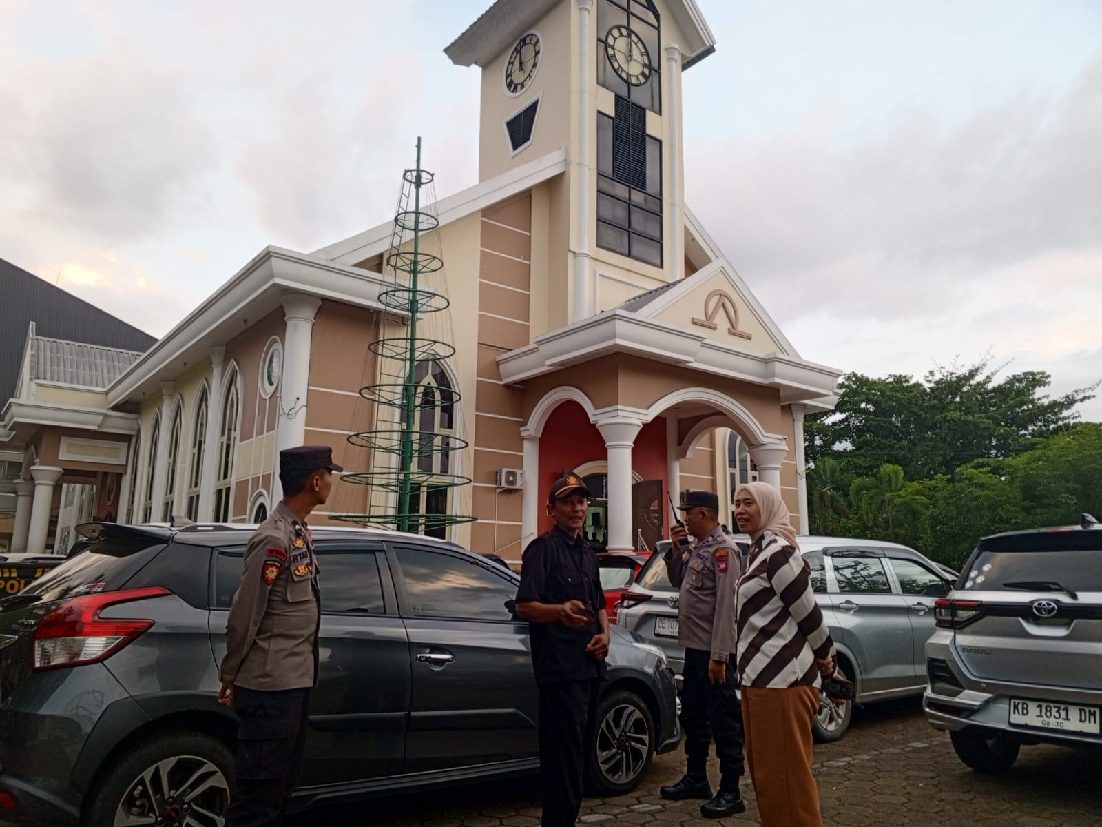 Turun ke Lapangan, Kapolsek Pontianak Selatan Jamin Ibadah Gereja Berlangsung Khidmat dan Lancar