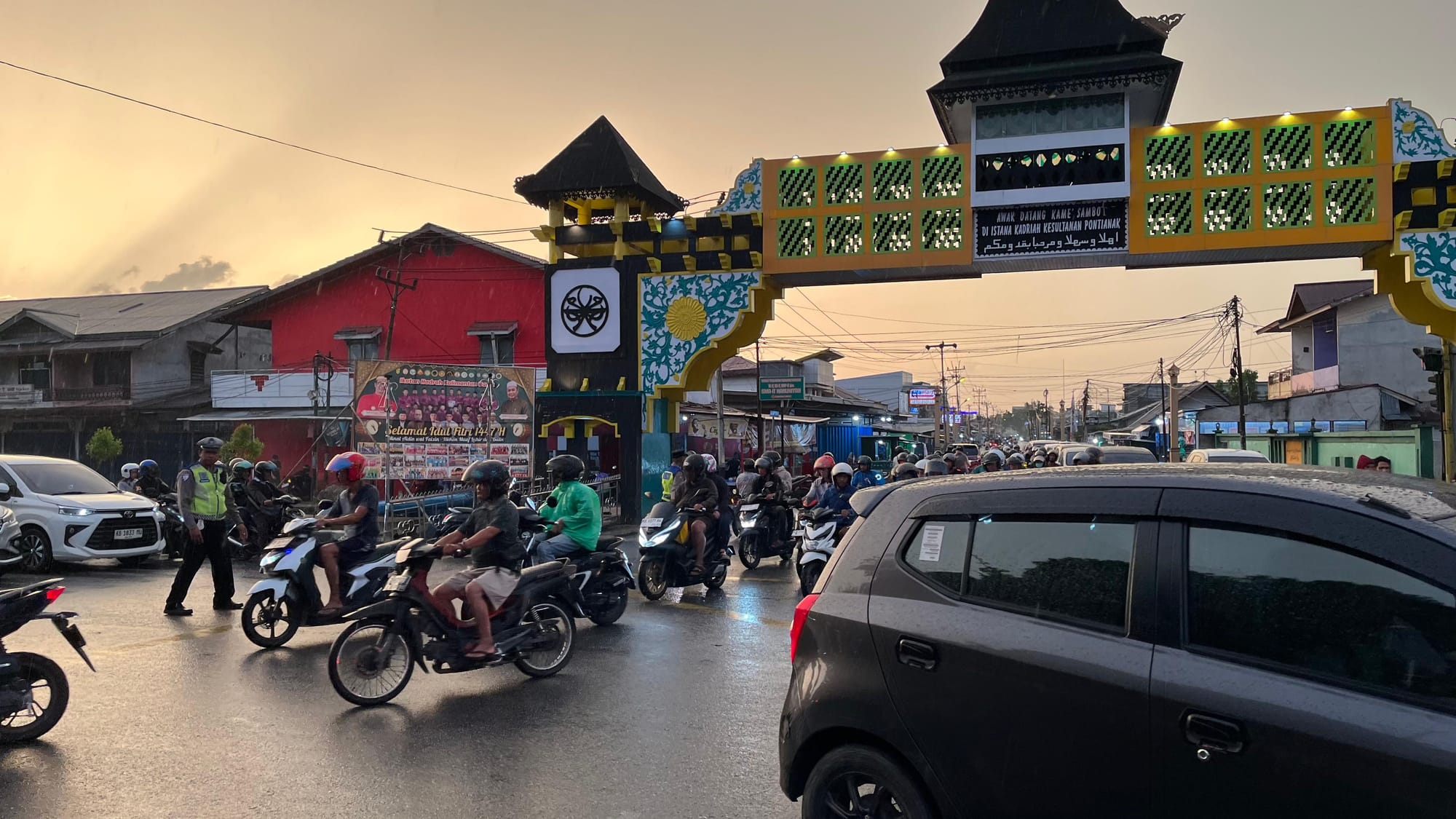 Arus Lalu Lintas Padat Sore Hari Berhasil Diurai Unit Lantas Polsek Pontianak Timur